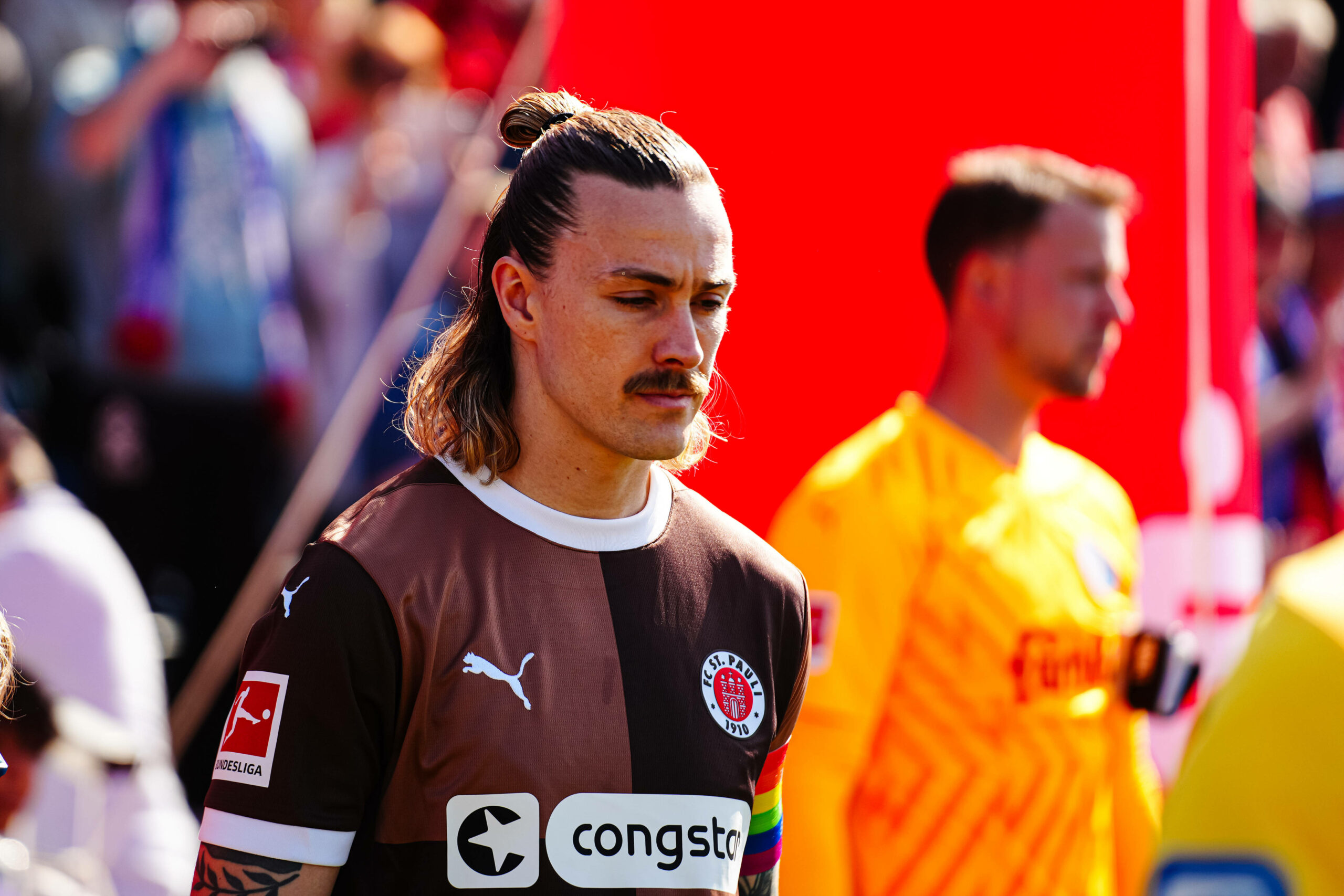 Jackson Irvine schaut beim Einlauf ins Holstein-Stadion zu Boden