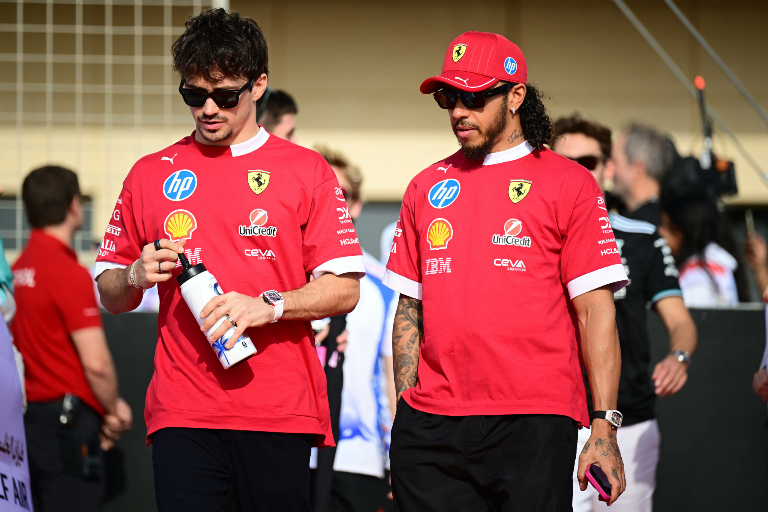 Lewis Hamilton und Charles Leclerc gehen nebeneinander