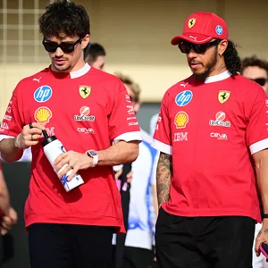 Lewis Hamilton und Charles Leclerc gehen nebeneinander