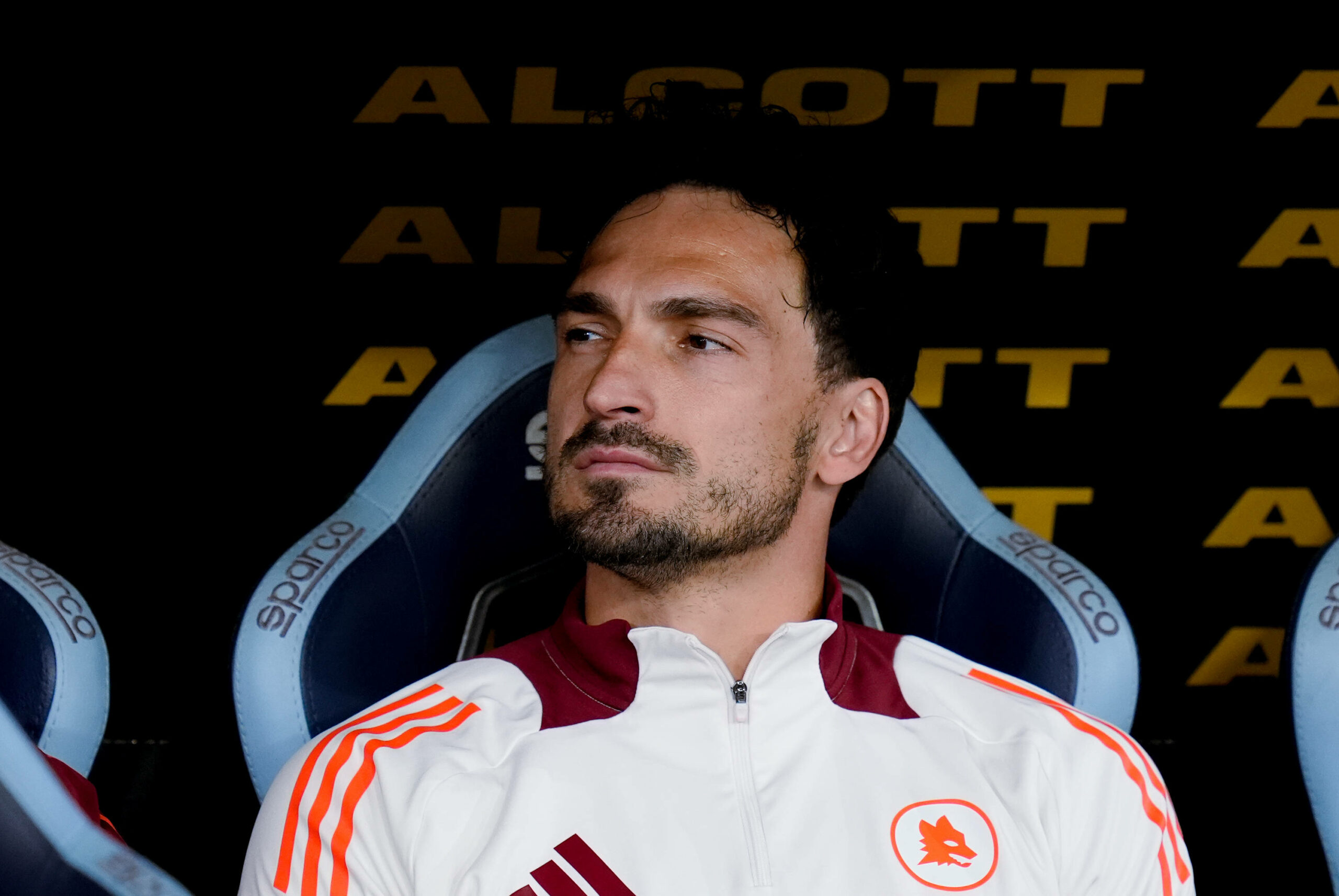 Mats Hummels sitzt auf der Bank