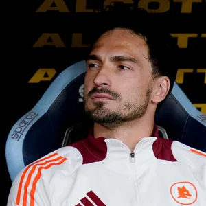 Mats Hummels sitzt auf der Bank