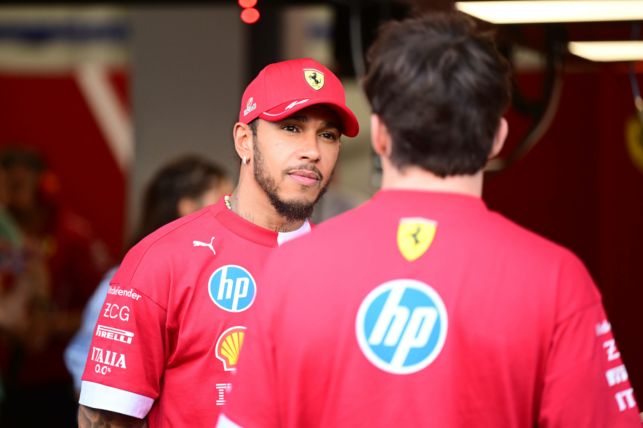 Lewis Hamilton schaut Charles Leclerc an
