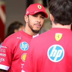 Lewis Hamilton schaut Charles Leclerc an