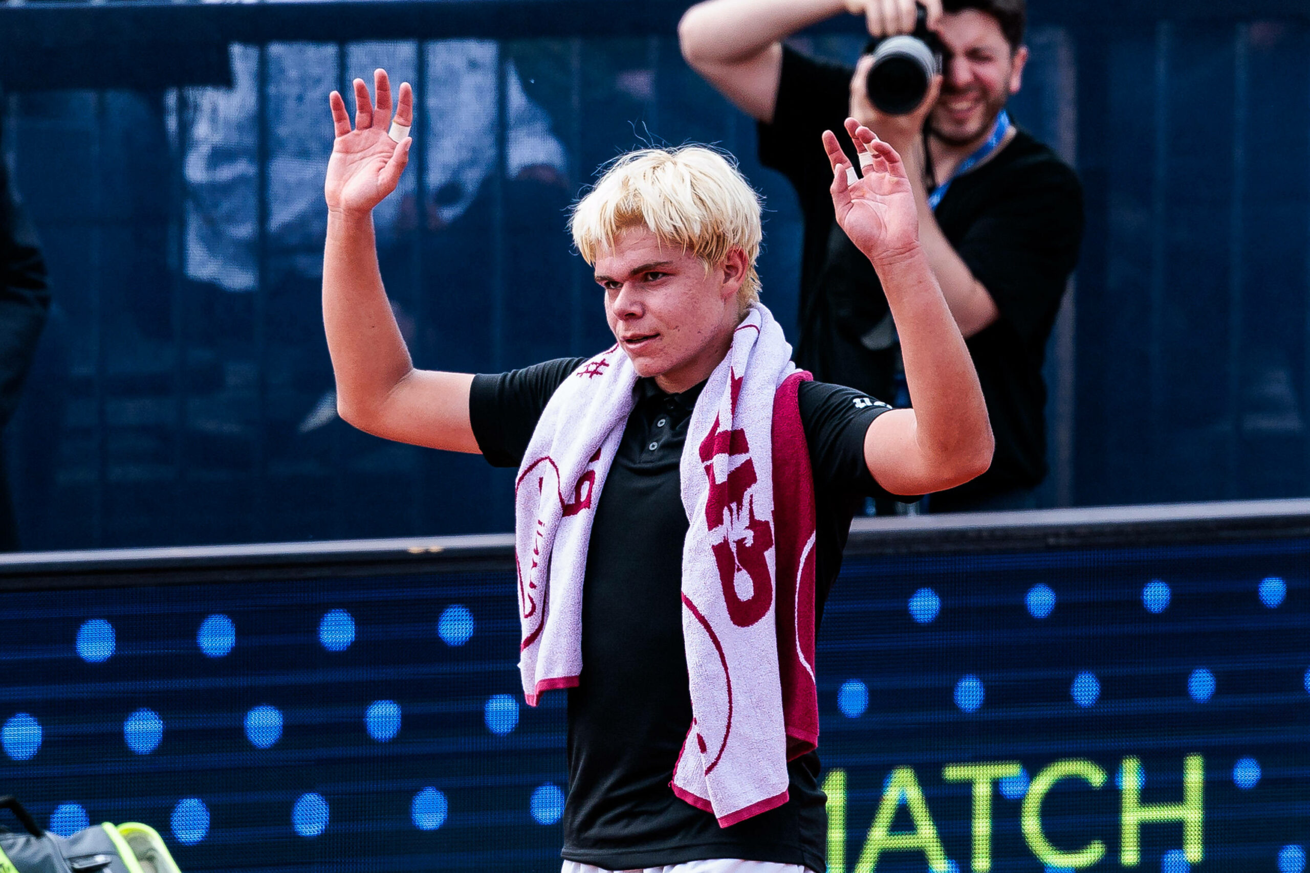Diego Dedura hebt auf dem Tennis Court seine Arme