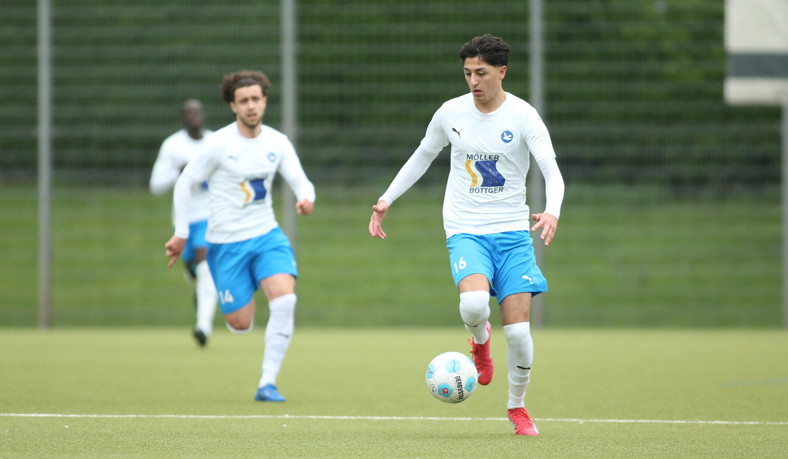 Haron Sabah dribbelt mit dem Ball.
