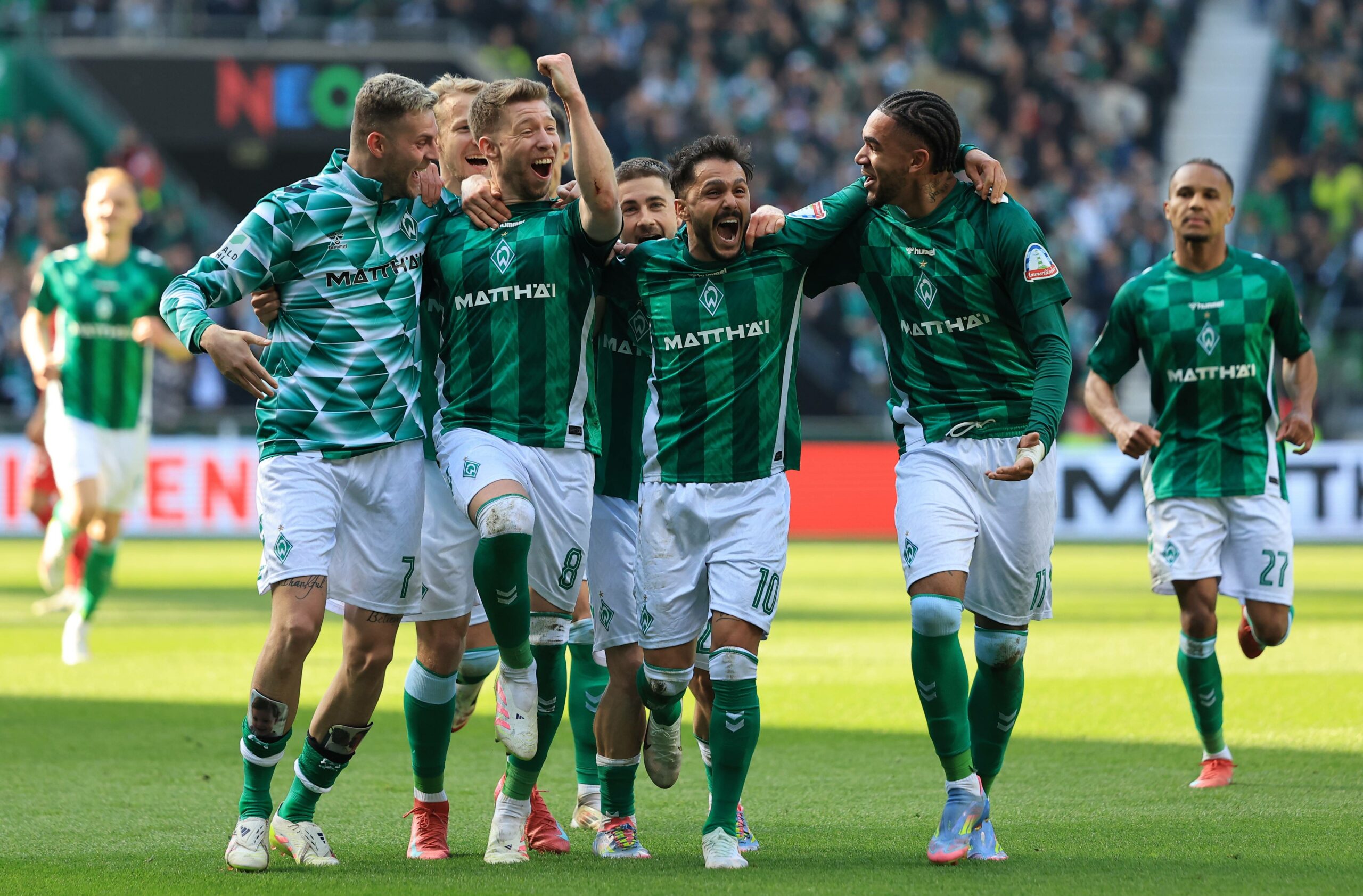Werder-Profis jubeln nach einem Treffer gegen Bochum.