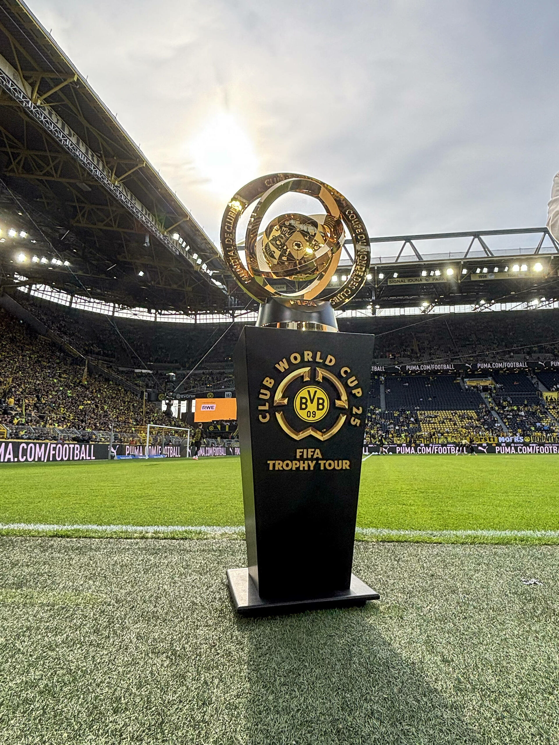 Die Klub-WM Trophäe im Signal Iduna Park vor einem Spiel
