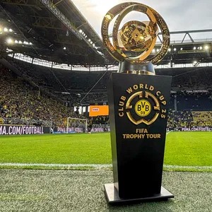 Die Klub-WM Trophäe im Signal Iduna Park vor einem Spiel