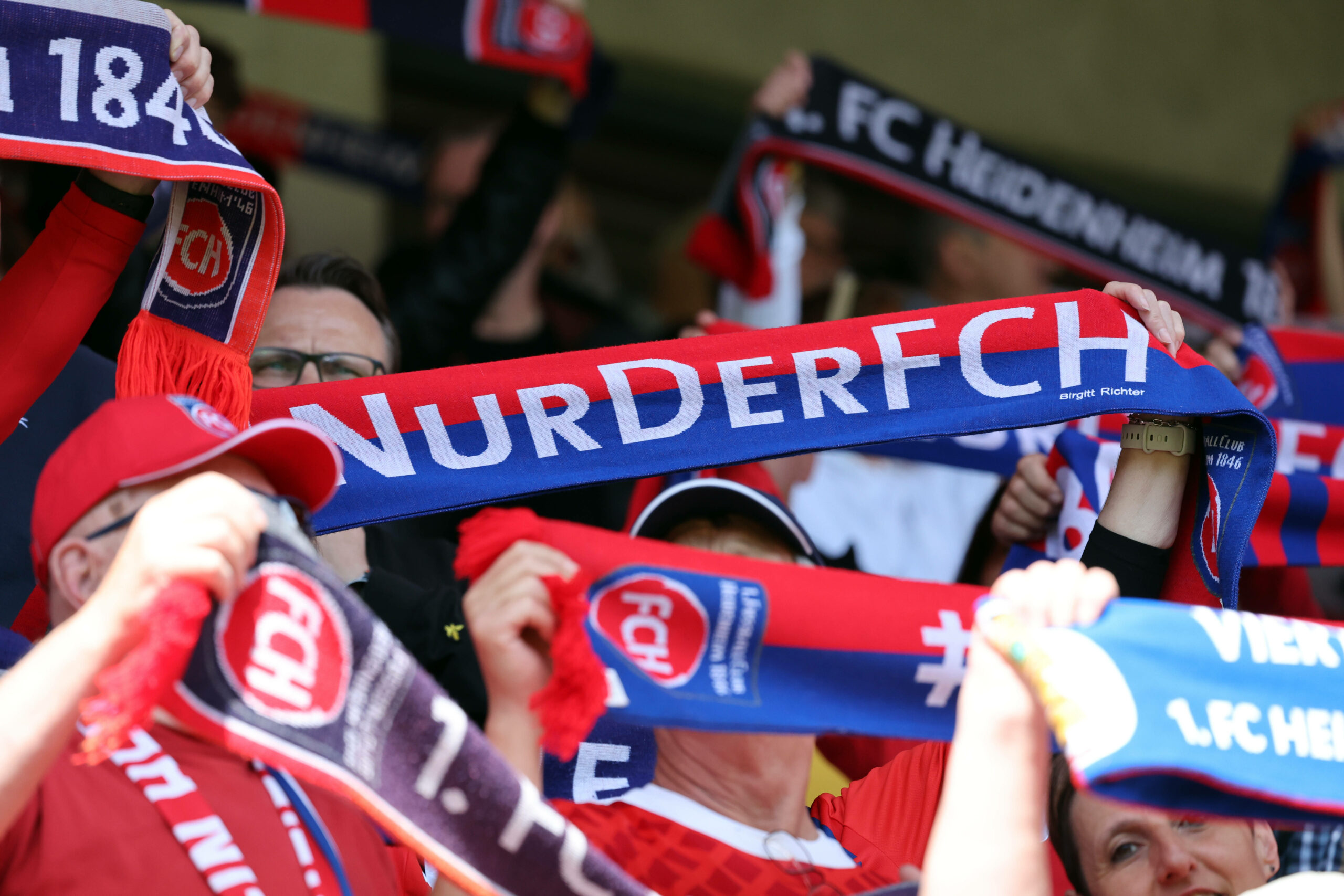Heidenheim-Fans heben ihren Schal