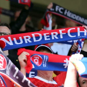 Heidenheim-Fans heben ihren Schal