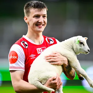 Axel Kryger hält ein Lamm