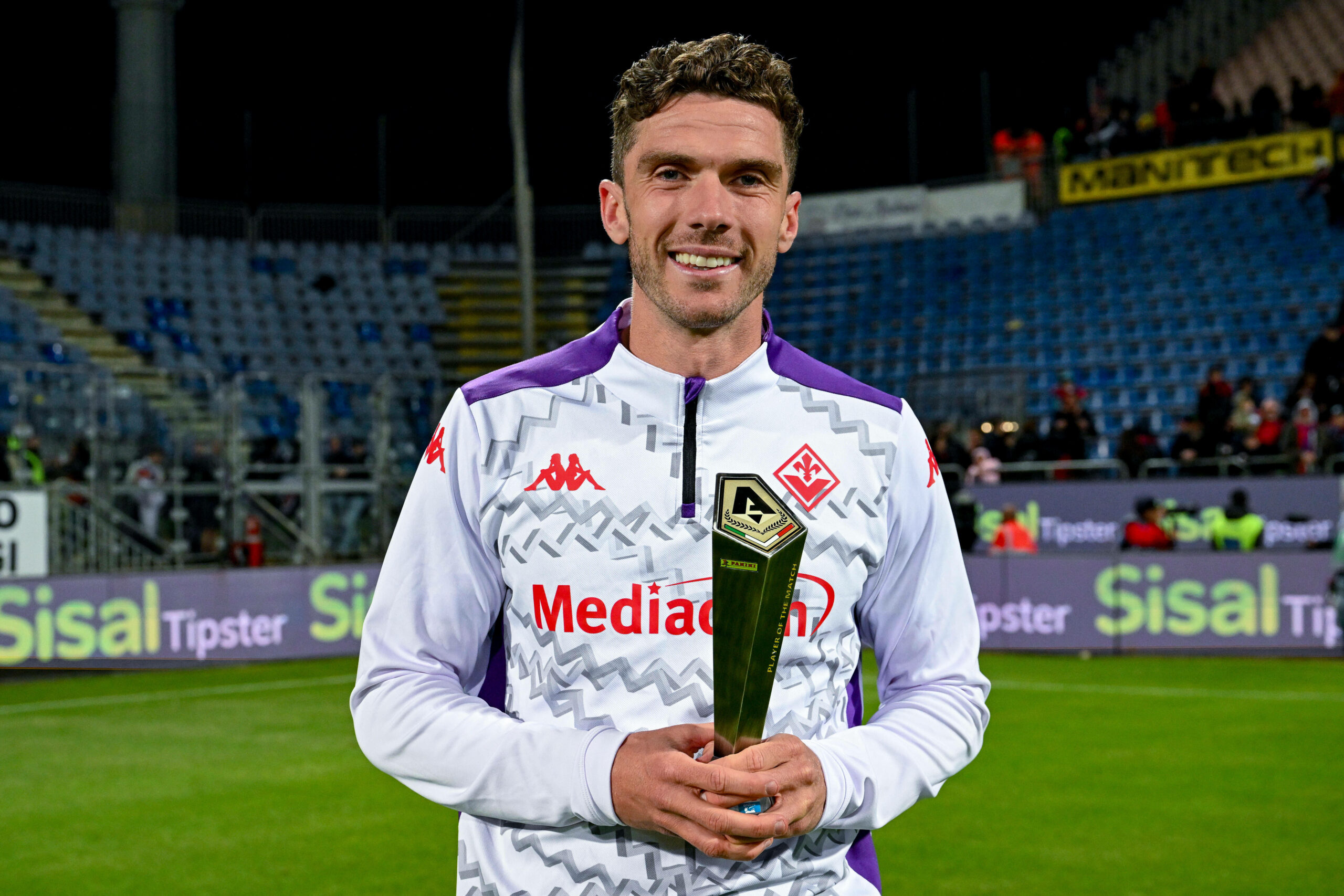 Robin Gosens mit seiner „Man of the Match“ Trophäe