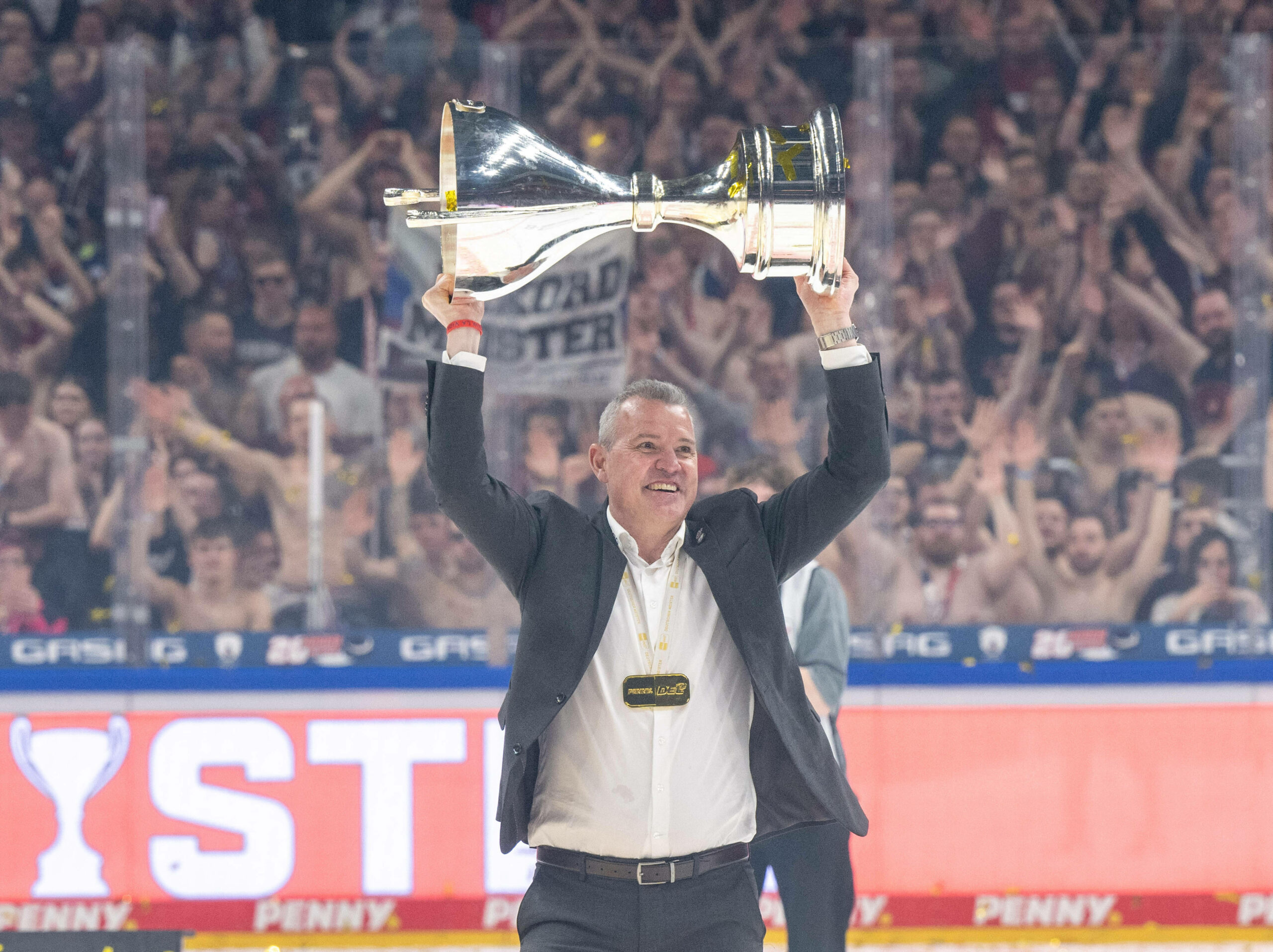 Serge Aubin stemmt die DEL-Trophäe in die Höhe