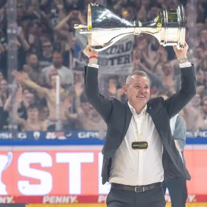 Serge Aubin stemmt die DEL-Trophäe in die Höhe