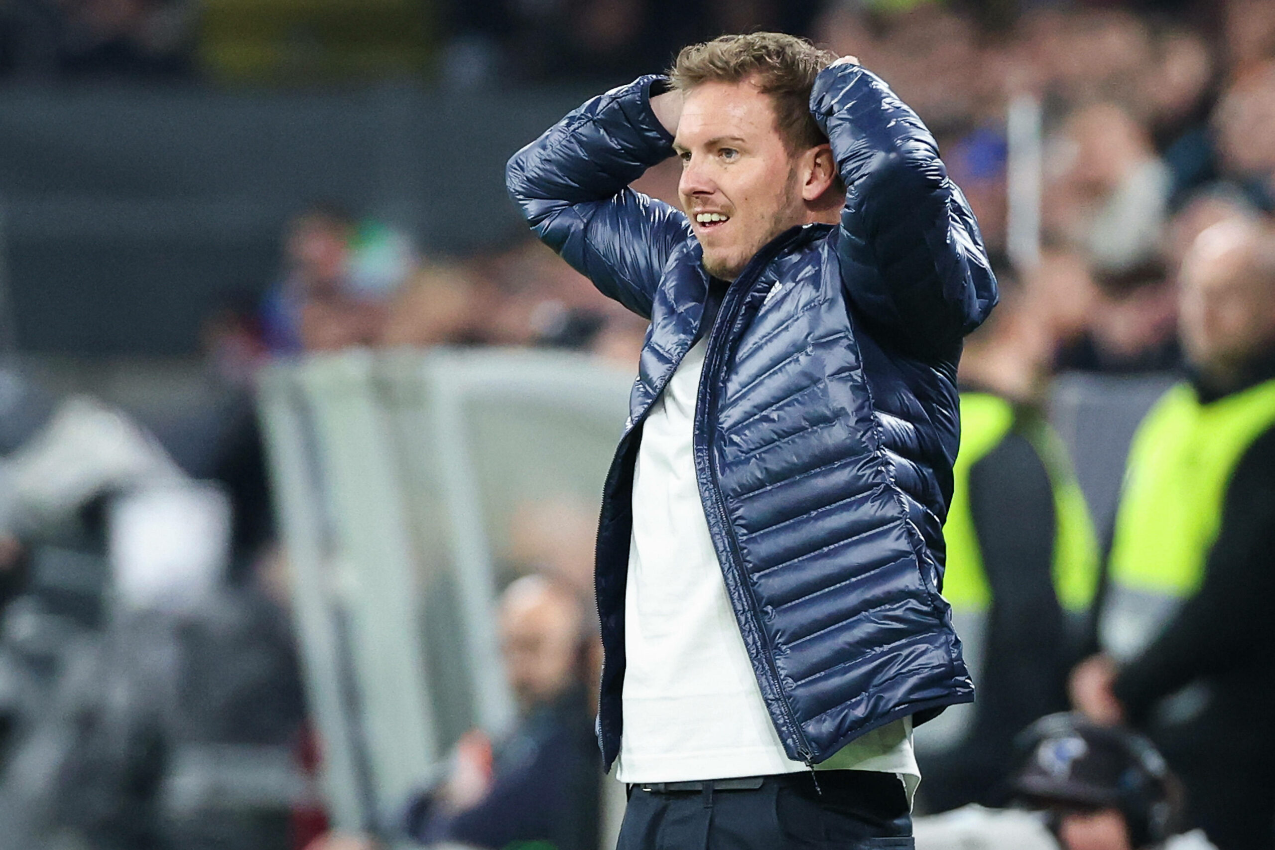 Julian Nagelsmann schlägt die Hände über den Kopf.