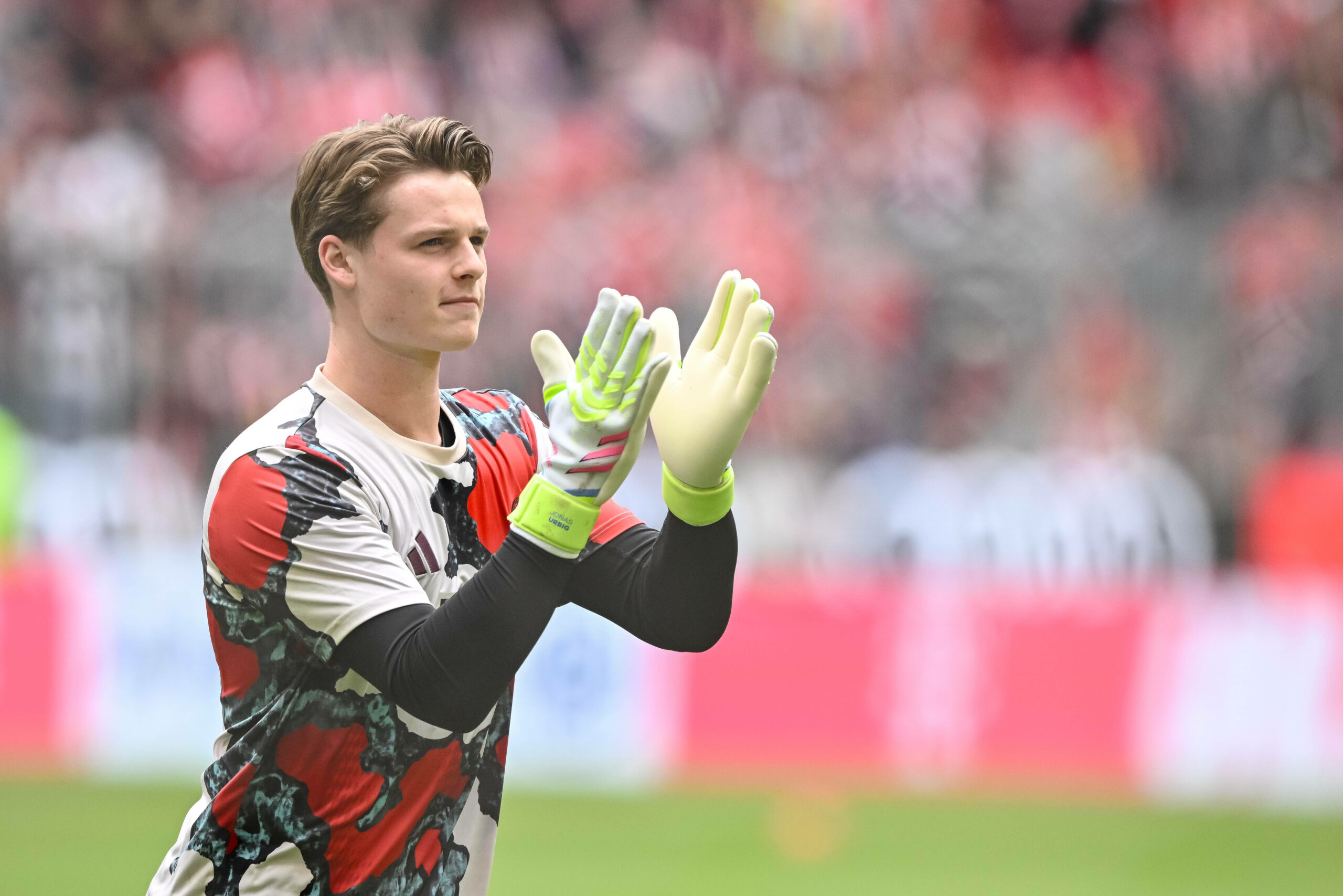 Jonas Urbig klatscht in die Hände