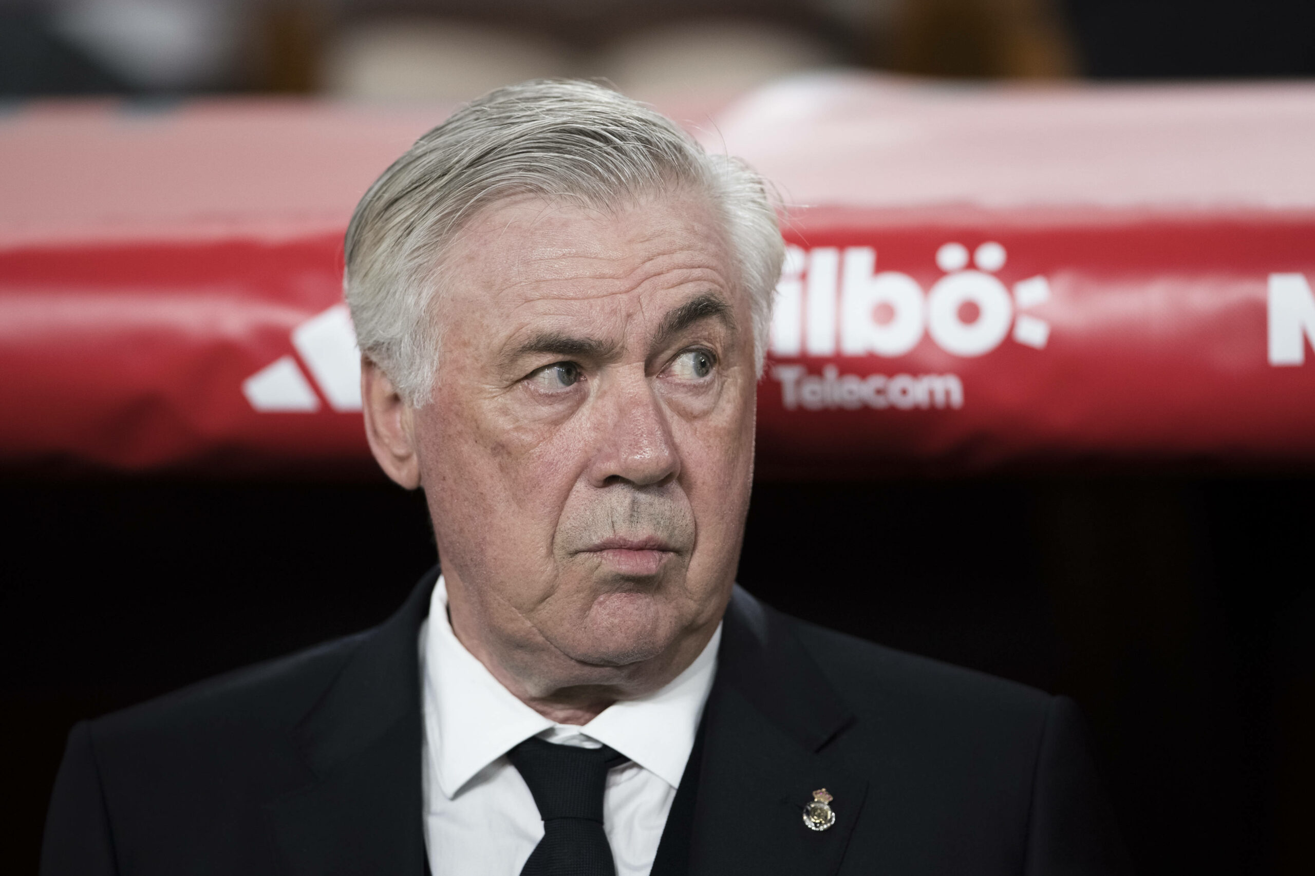 Carlo Ancelotti schaut zur Seite
