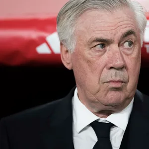 Carlo Ancelotti schaut zur Seite