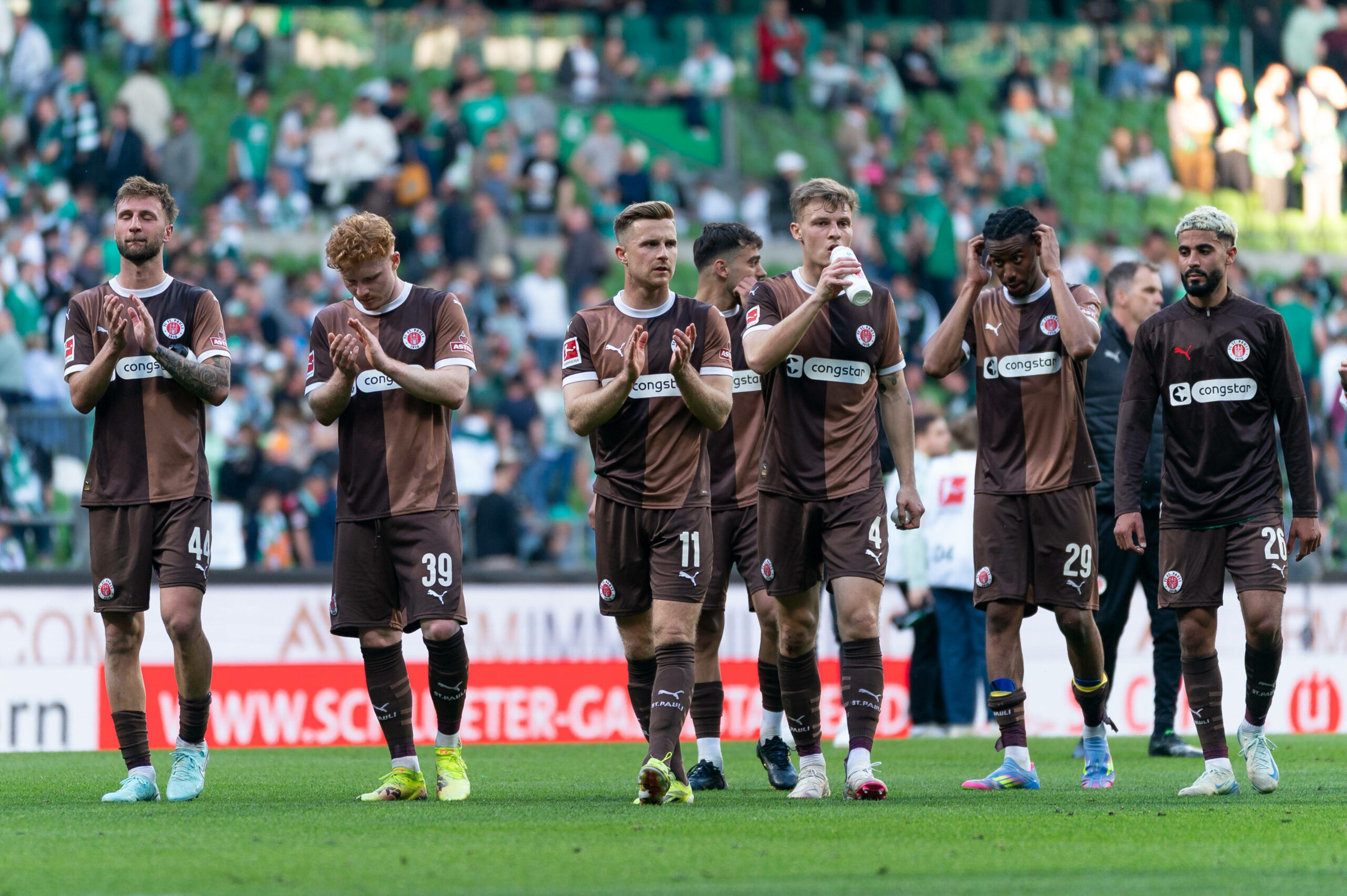 Siebe Van der Heyden, Robert Wagner, Johannes Eggestein, David Nemeth,, Morgan Guilavogui und Elias Saad bedanken sich bei den St. Pauli-Fans