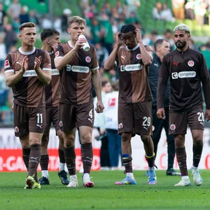Siebe Van der Heyden, Robert Wagner, Johannes Eggestein, David Nemeth,, Morgan Guilavogui und Elias Saad bedanken sich bei den St. Pauli-Fans
