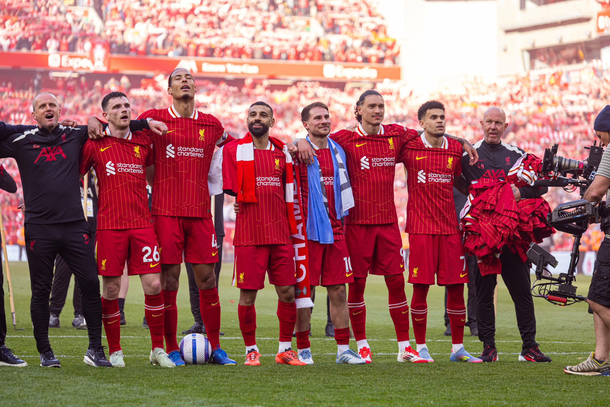 Liverpool-Spieler singen Arm in Arm