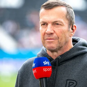 Lothar Matthäus mit Sky-Mikrofon