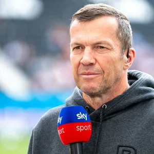 Lothar Matthäus mit Sky-Mikrofon