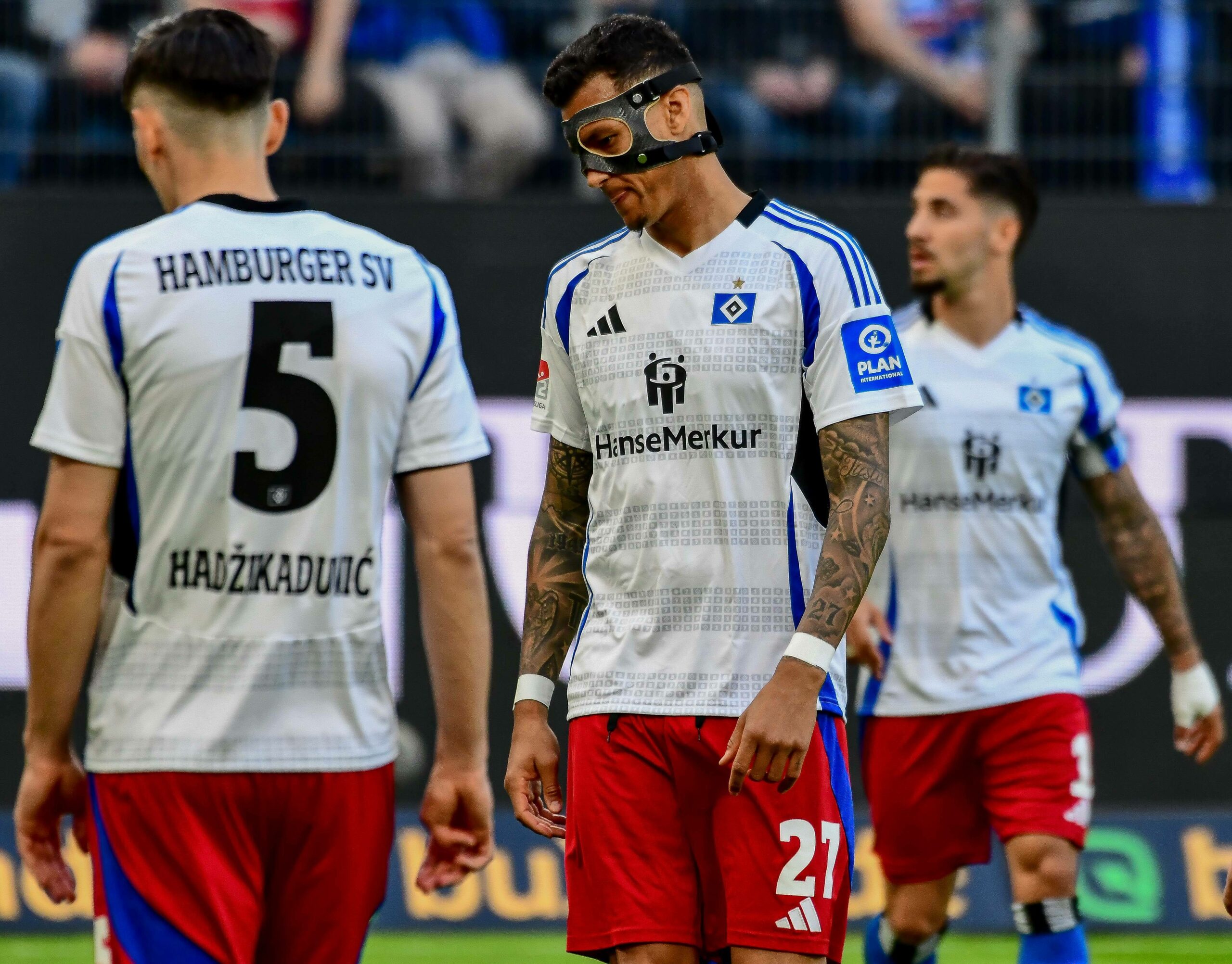 Davie Selke senkt neben Dennis Hadzikadunic seinen Kopf zu Boden