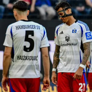 Davie Selke senkt neben Dennis Hadzikadunic seinen Kopf zu Boden