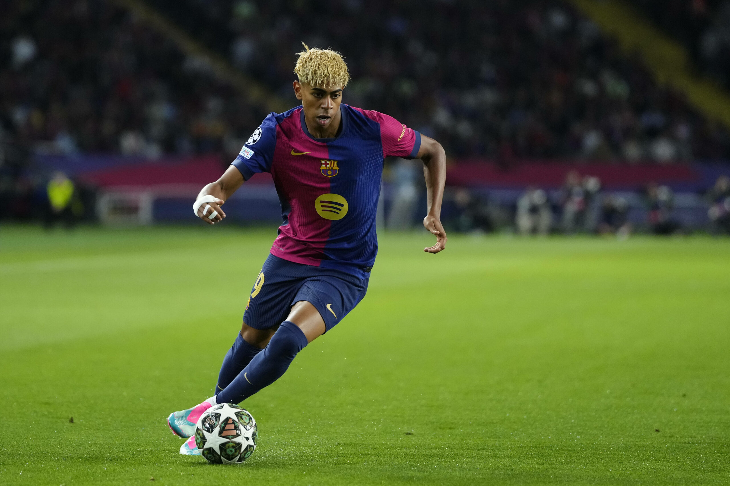 Lamine Yamal dribbelt mit dem Ball