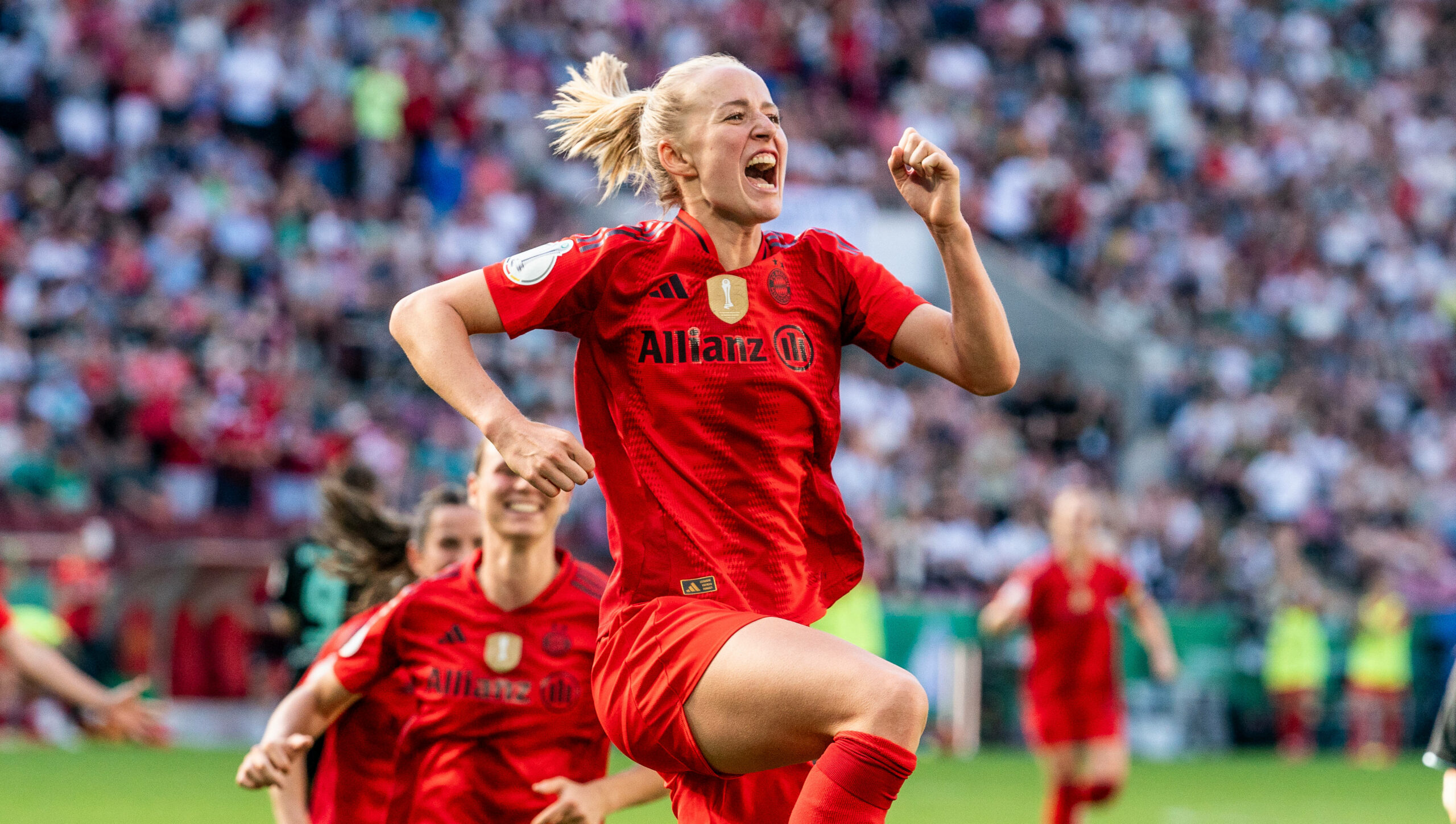 Lea Schüller jubelt nach ihrem Tor