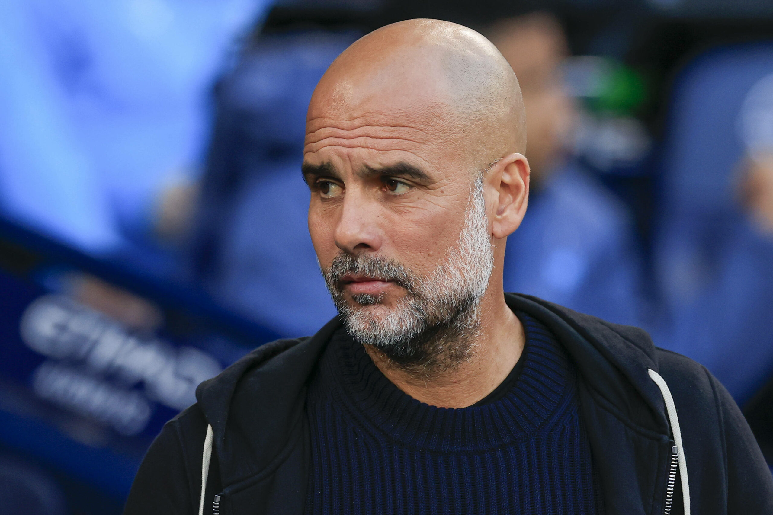 Pep Guardiola schaut zur Seite
