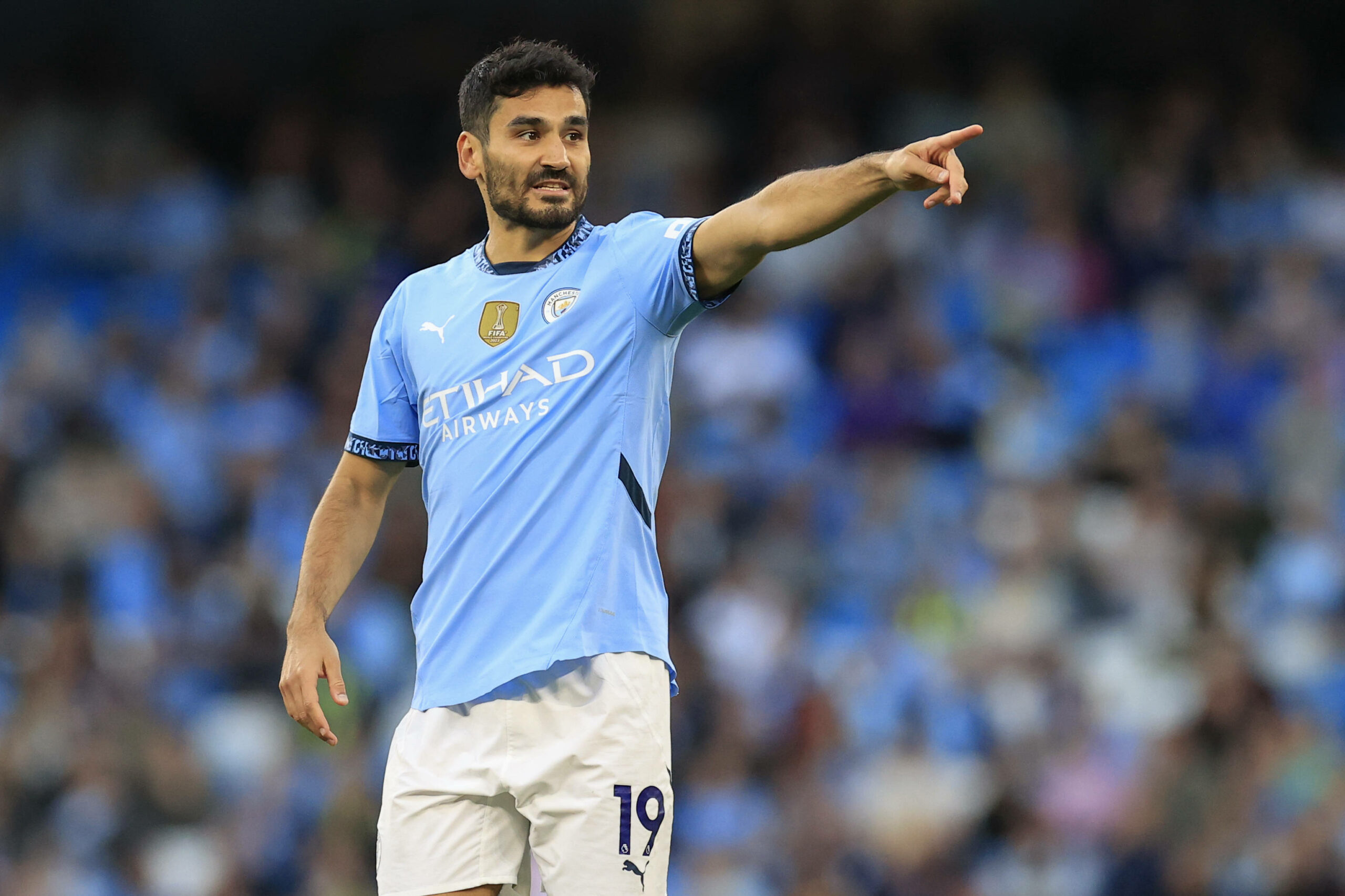 Ilkay Gündogan dirigiert seine Mitspieler auf dem Spielfeld