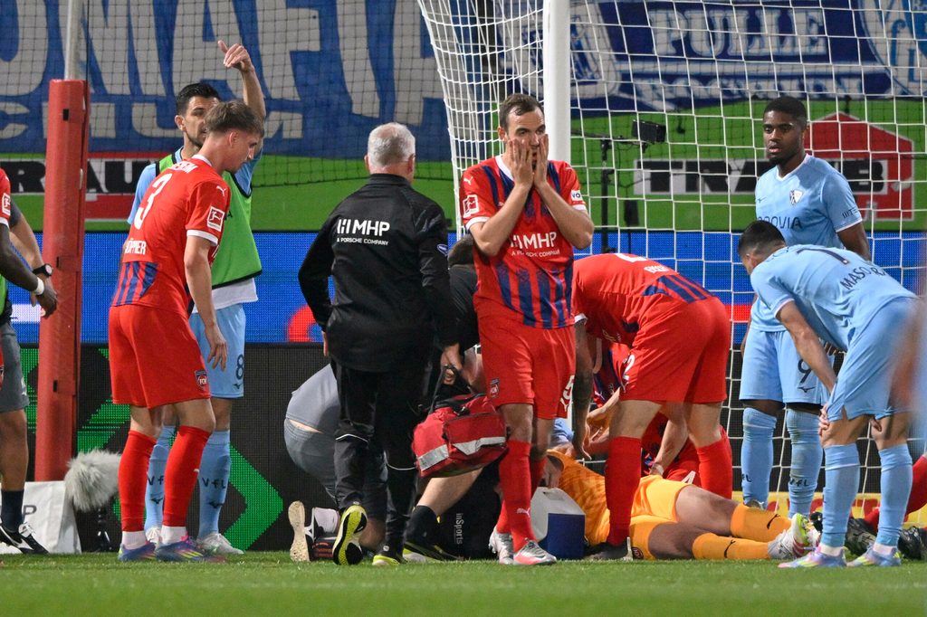 Benedikt Gimber erschreckt sich über den Zustand von Kevin Müller