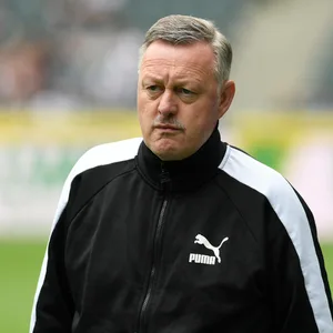 Roland Virkus mit versteinerter Miene