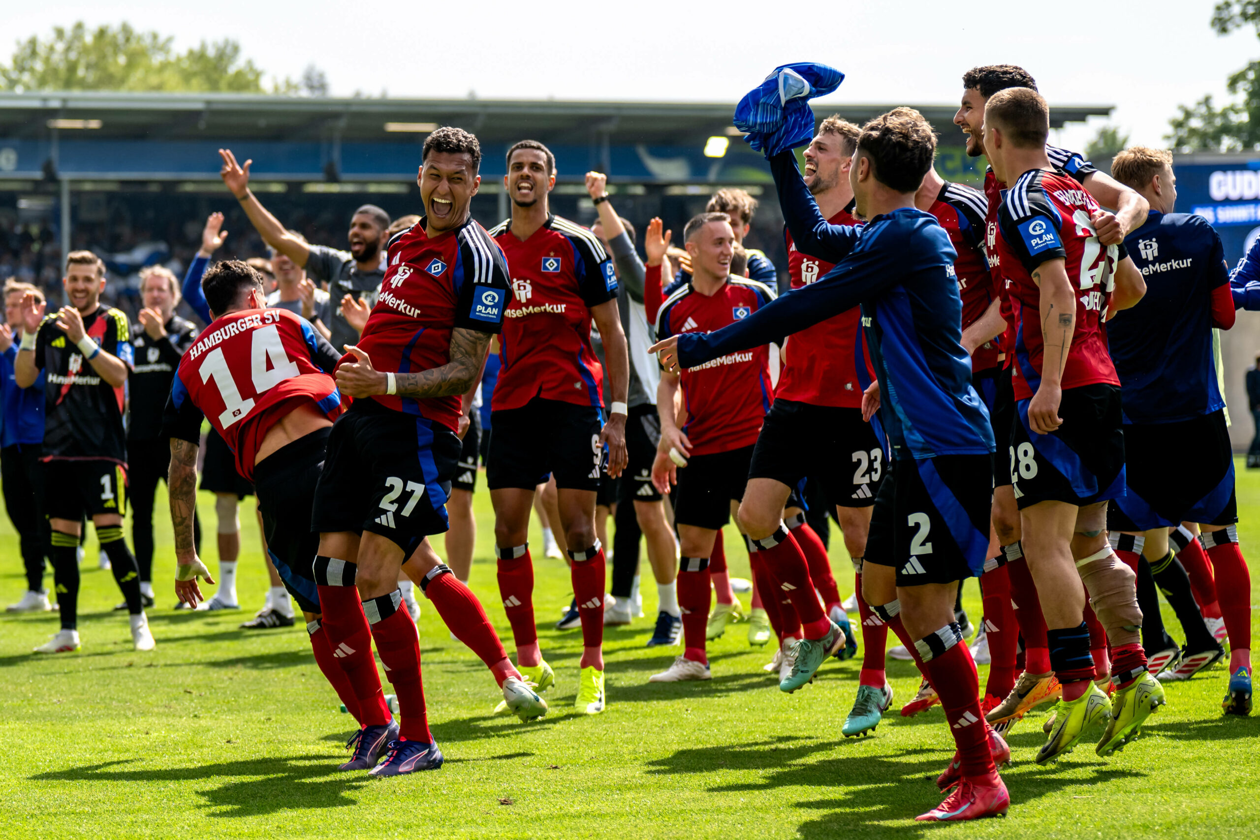 Die HSV-Profis jubeln vor der Gästekurve in Darmstadt