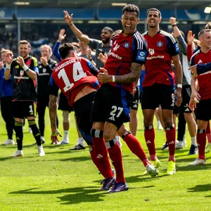 Die HSV-Profis jubeln vor der Gästekurve in Darmstadt