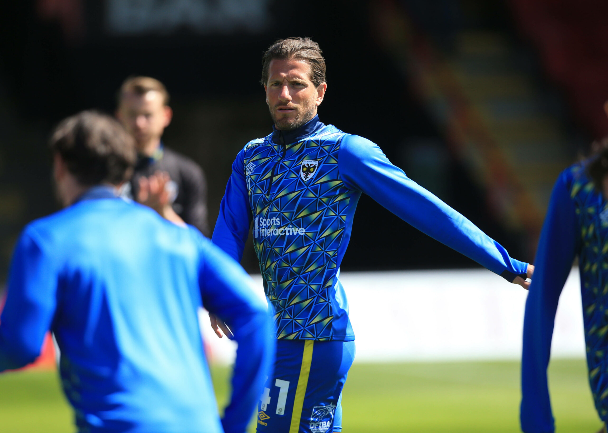 Wimbledons Sam Hutchinson wärmt sich vor einem Spiel auf.