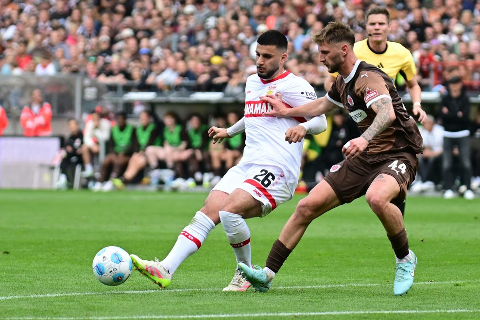 Deniz Undav ist vor Siebe Van der Heyden am Ball.
