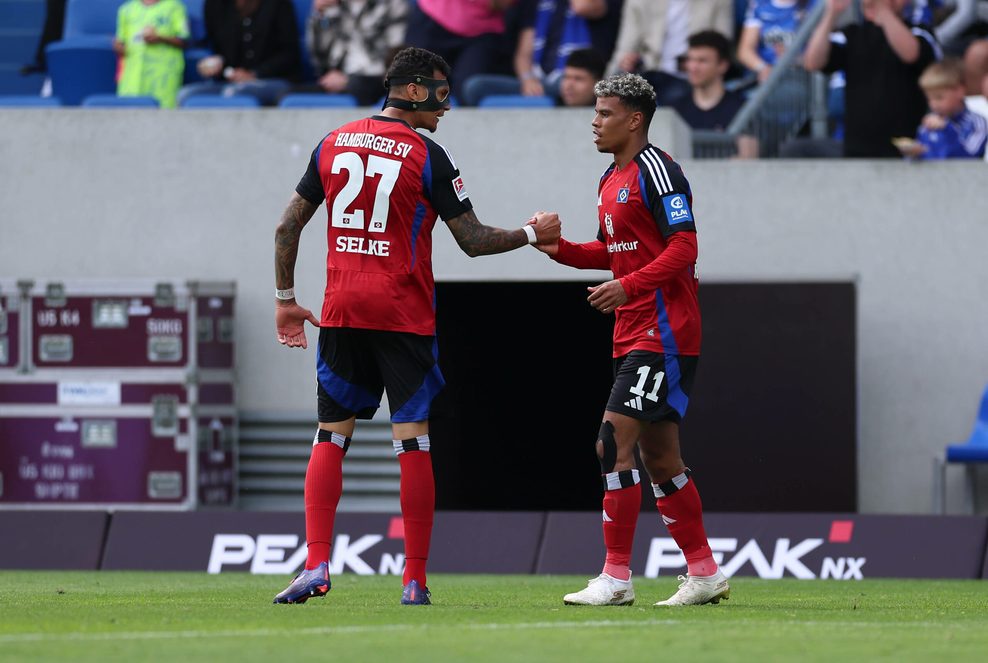 Davie Selke und Ransford Königsdörffer klatschen auf dem Platz ab