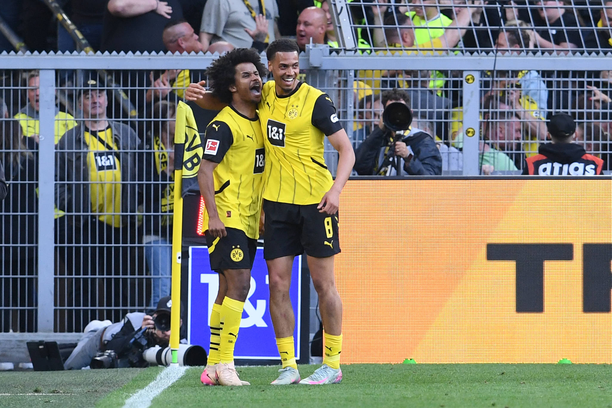 Torjubel zum 3:0 durch Karim Adeyemi