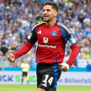 Ludovit Reis breitet beim Torjubel die Arme aus und lächelt