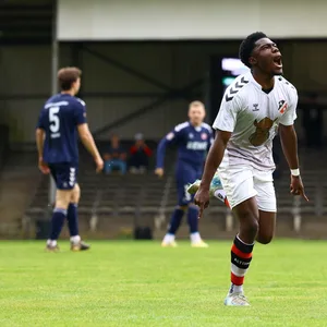 Ezra Kwajo Ampofo jubelt