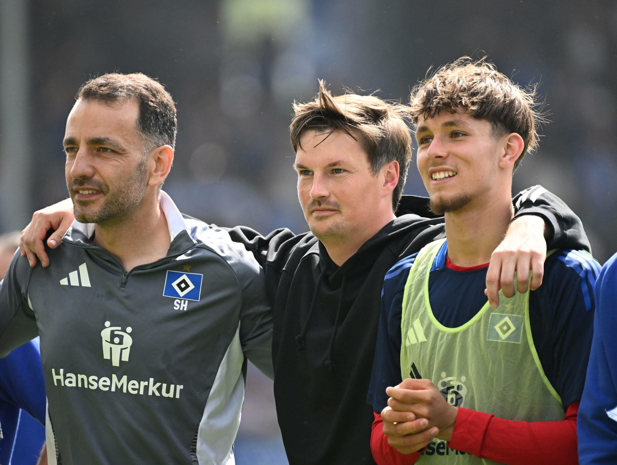 Sven Höh, Merlin Polzin und Otto Stange jubeln Arm in Arm