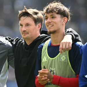 Sven Höh, Merlin Polzin und Otto Stange jubeln Arm in Arm