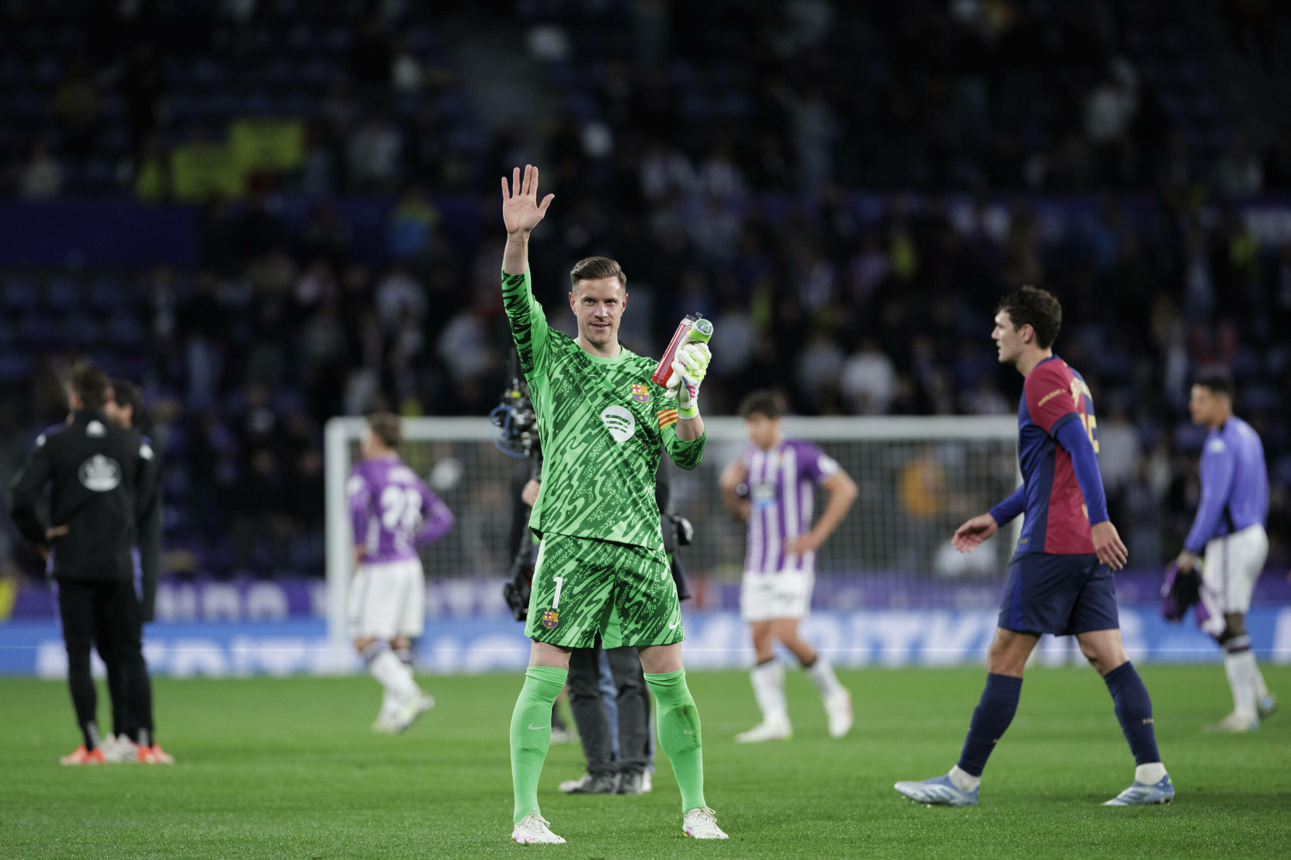 Marc-André ter Stegen winkt den Fans zu.