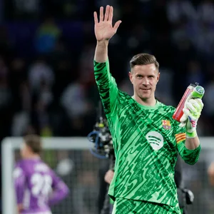 Marc-André ter Stegen winkt den Fans zu.