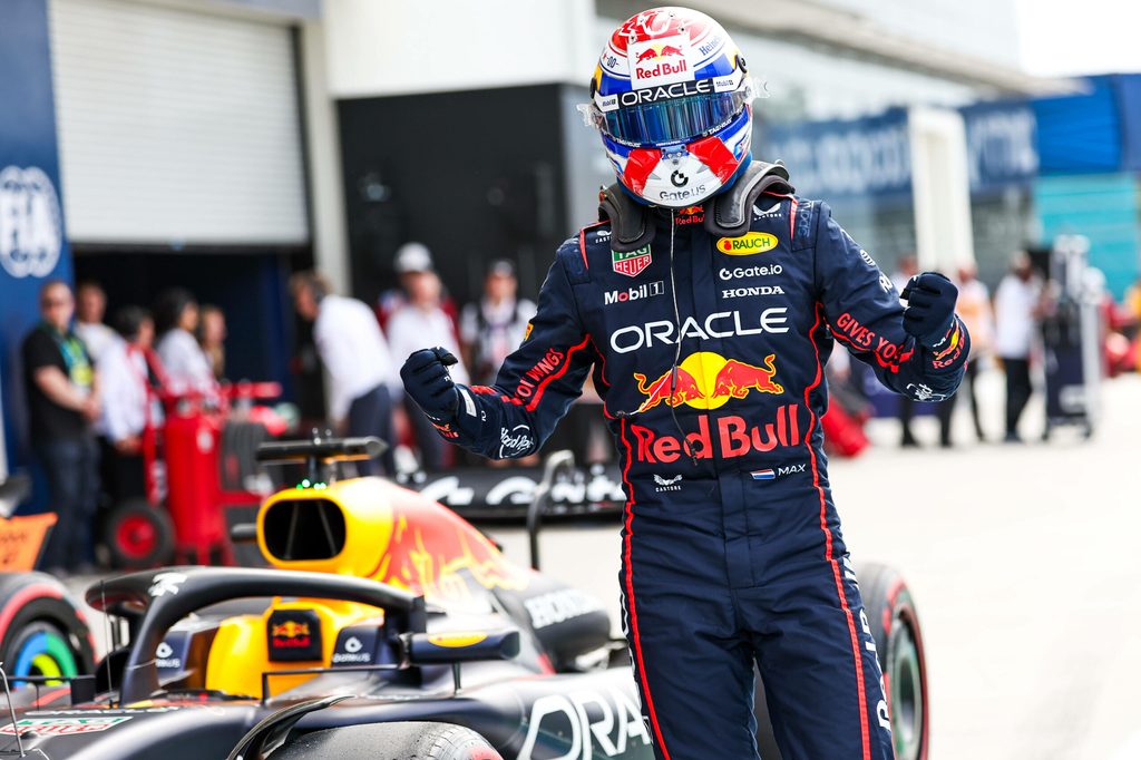 Max Verstappen jubelt nach gewonnen Pole-Position