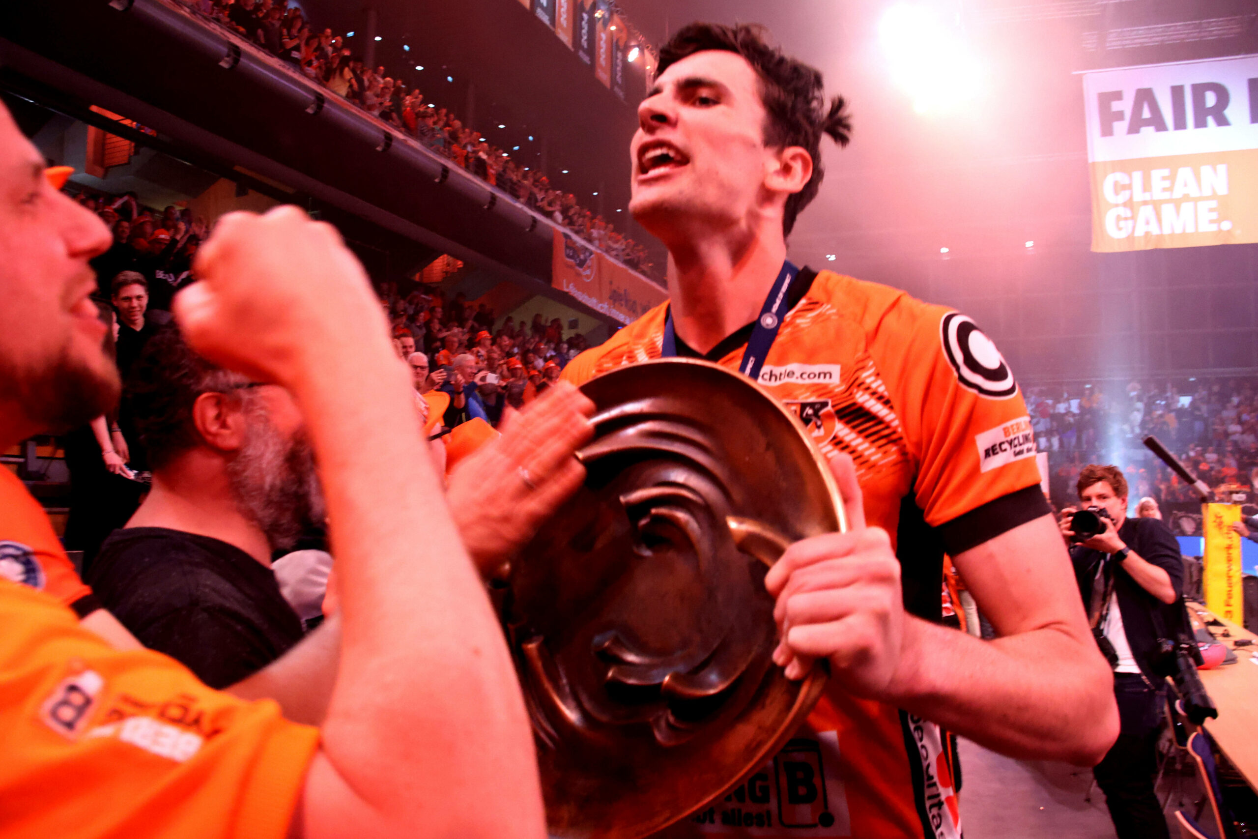 Berlins Jake Hanes feiert mit Meisterschale.