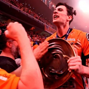 Berlins Jake Hanes feiert mit Meisterschale.